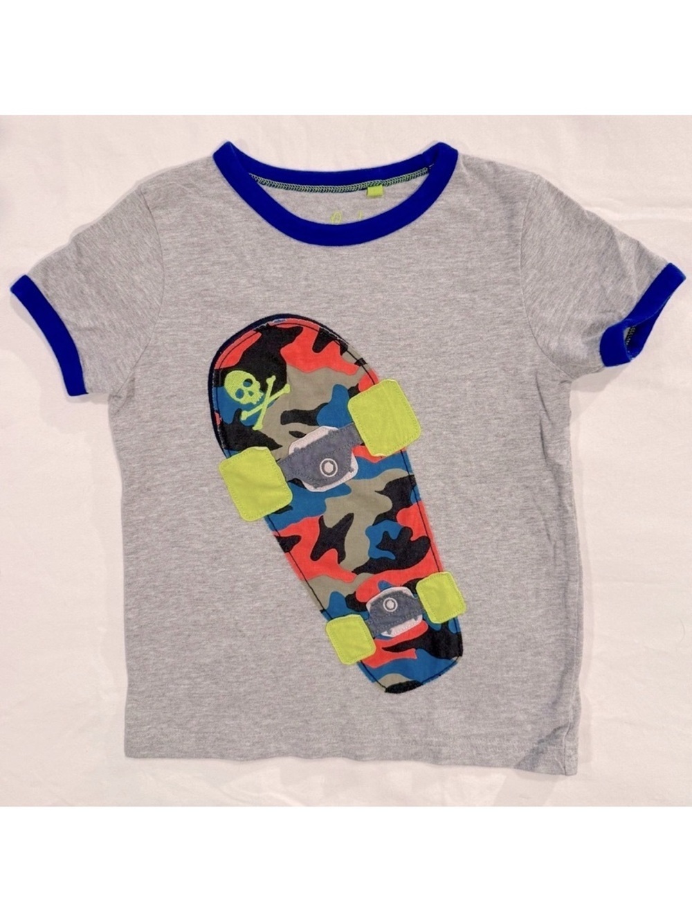 Mini Boden Big Applique Tee Boys 5-6 Y Skateboard Neon Camouflage Gray Ringer